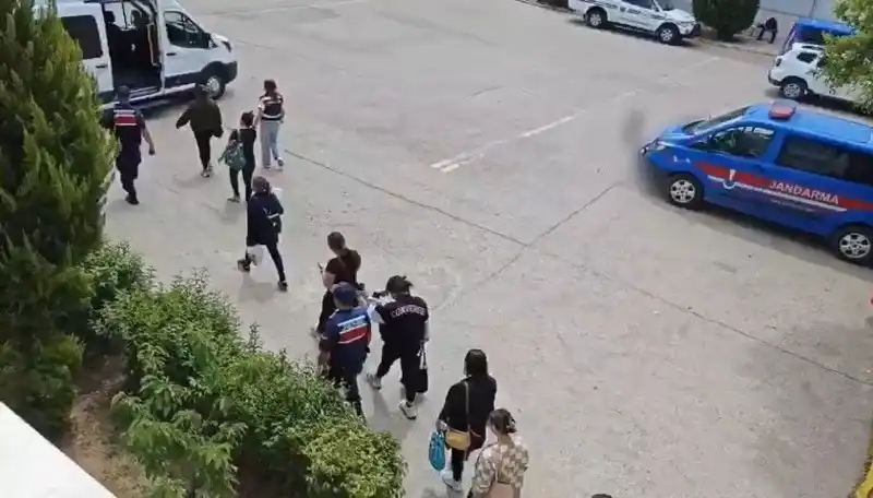 Taylandlı Kadınlara Fuhuş Sözleşmesi: Çalışma ve Oturma İzni İle Aldatılıyorlar