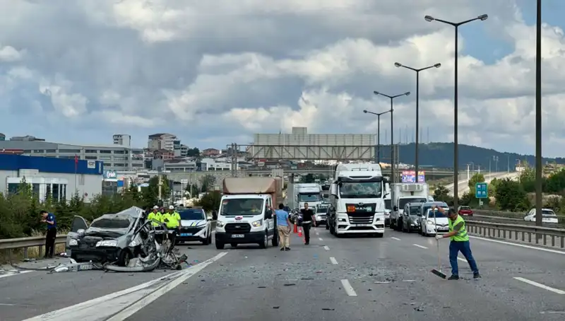 Otoyolda Yaşanan Kaza Sonrası Dehşet Anları: Üç Kişi Araçta Sıkıştı