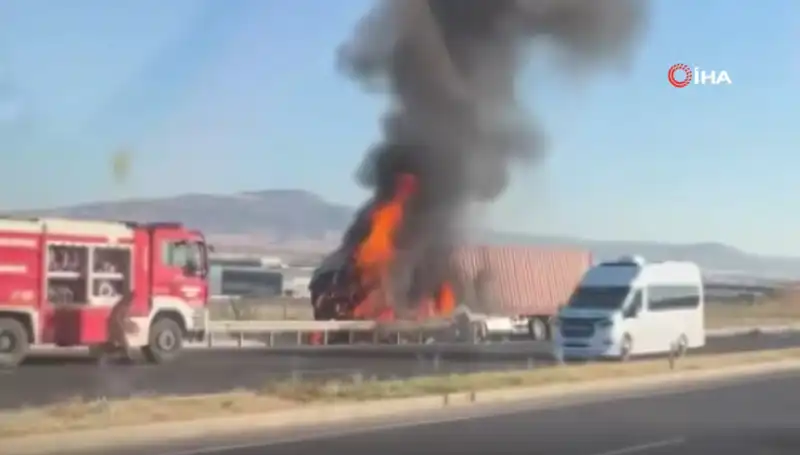Ankara'da TIR Yangını: Gözler Önünde Meydana Gelen Kaza Şok Etti