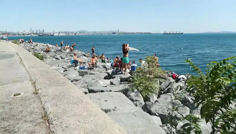 İstanbul'un Güneşli Günü: Sahillerde Canlılık ve Hareketliliğin Artması