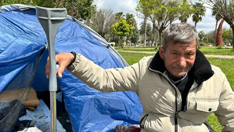 Kaza Sonrası Hayatı Değişen Adam: Parkta Çadırda Yaşam Mücadelesi